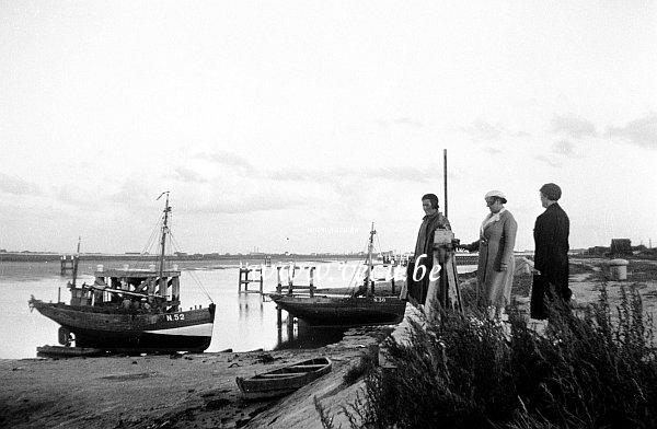 photo ancienne  de bateaux de pêche  Bateaux de pêche échoué dans le port de Nieuport