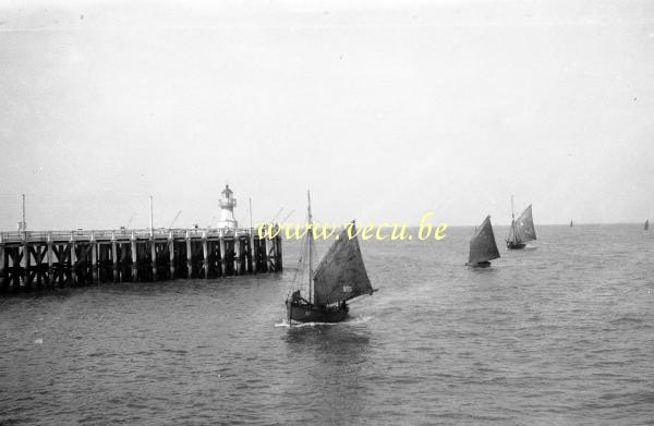 photo ancienne  de bateaux de pêche  retour de pêche