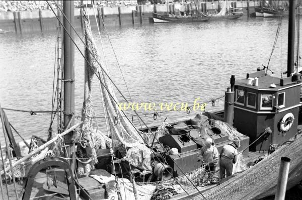 photo ancienne  de bateaux de pêche  Réparation des filets