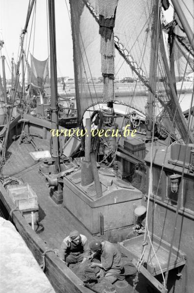 photo ancienne  de bateaux de pêche  Réparation des filets