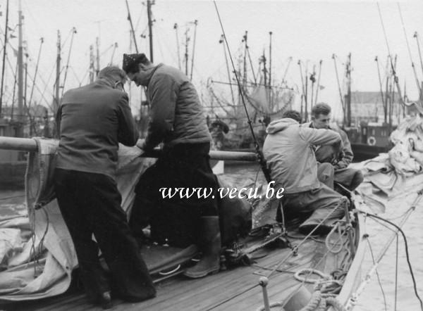 photo ancienne  de voiliers  Préparation des voiles et cablage