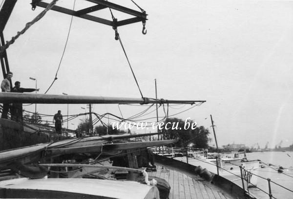 photo ancienne  de voiliers  Vue du pont, chargement du mat