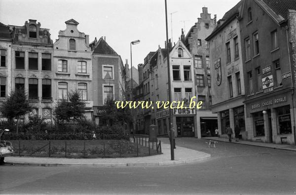 Photo ancienne  de Bruxelles - rue des Alexiens  Brasserie à l'hirondelle rue des Alexiens. A gauche se trouve le Bowling actuel.