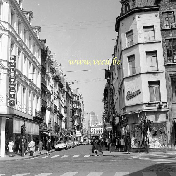 photo ancienne  de Bruxelles - rue des Fripiers  Rue des Fripiers au niveau de la rue Marché aux herbes