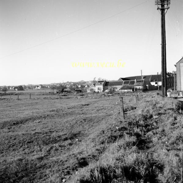 photo ancienne  de la commune de Ganshoren  Rue qui descend vers le passage à niveau