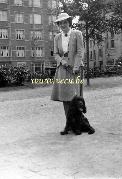 photo ancienne  de la commune d'Ixelles  Une belle dame devant l'immeuble du coin place Brugmann et  rue J. Stallaert