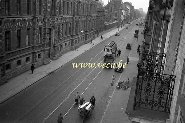 photo ancienne  de la commune d'Ixelles  Scènes de vie - Tram 34 - vue prise du 2ème étage du N°248