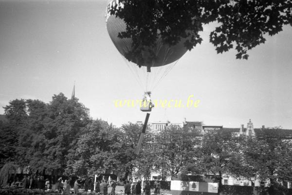 photo ancienne  de la commune d'Ixelles  Fête des étangs - envol du ballon Dubonnet