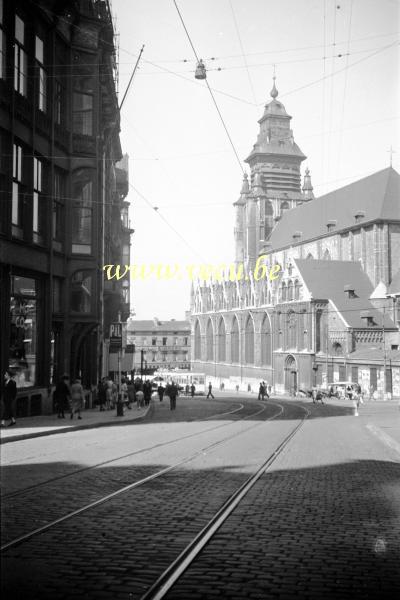 Photo ancienne  Vue sur l'église et la place de chapelle - A gauche le bas de la Maison du peuple de Horta