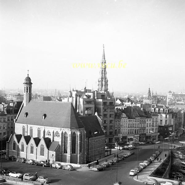 photo ancienne  de la rue et de l'église de la Madeleine  Chapelle Ste Marie-Madeleine et la rue de la Madeleine