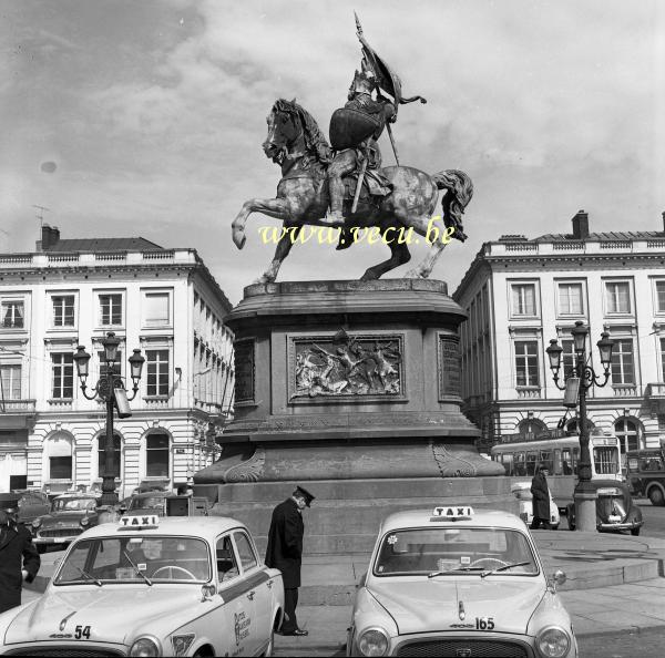 photo ancienne  de Bruxelles - Place Royale  Place Royale - Les Taxis Peugeot 403 attendent le client