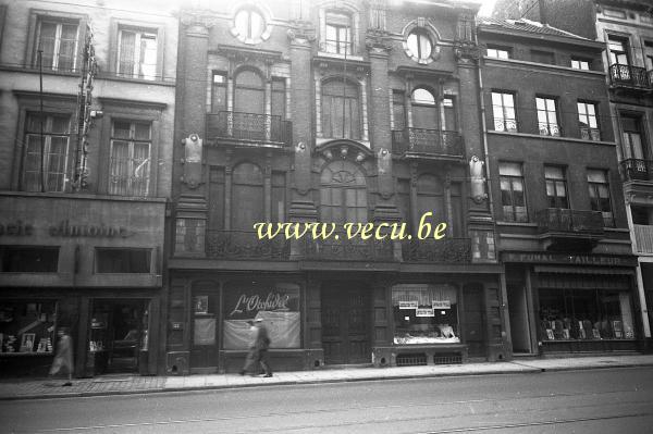 photo ancienne  de Bruxelles - rue Royale  Rue Royale entre les n° 135 et 127 - Pharmacie Antoine et tailleur Fumal
