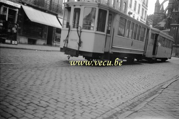 photo ancienne  Le tram à hauteur du N° 12
