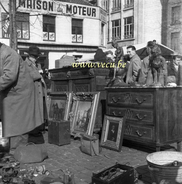 photo ancienne  de Bruxelles - Vieux marché place du jeu de balle  Place du jeu de balle - Vieux marché devant la maison du moteur