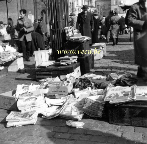 photo ancienne  de Bruxelles - Vieux marché place du jeu de balle  Ventes de vieilles revues au vieux marché place du jeu de balle