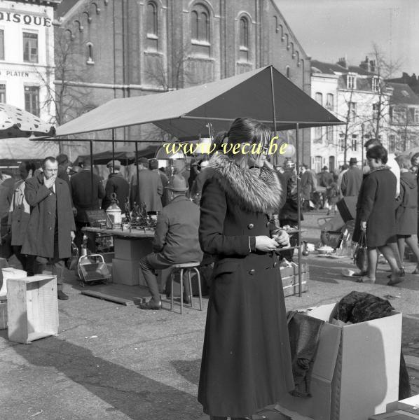 photo ancienne  de Bruxelles - Vieux marché place du jeu de balle  Au vieux marché avec l'église Notre Dame Immaculée dans le fond