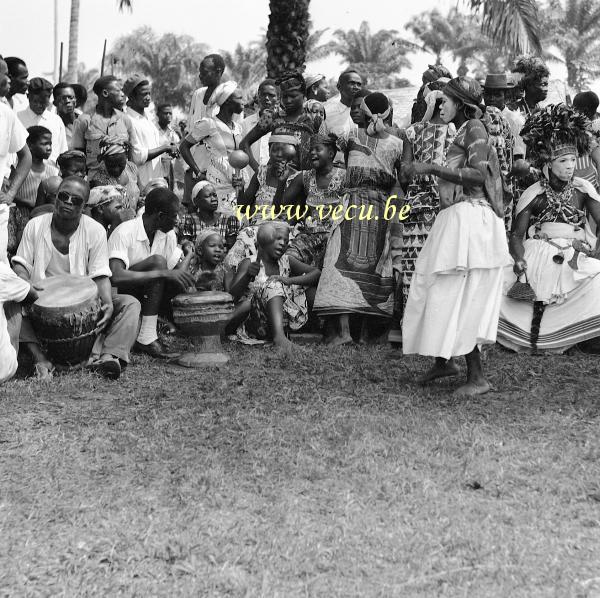 photo ancienne  de cérémonies - fêtes au Congo  Femmes grimées de blanc lors d'une cérémonie