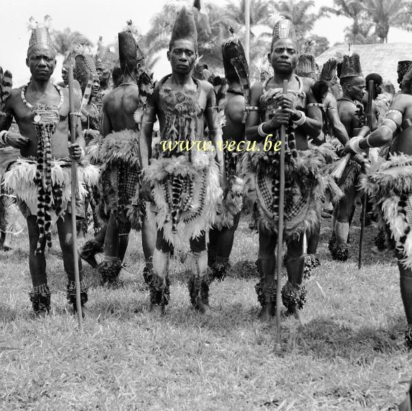 photo ancienne  de cérémonies - fêtes au Congo  Danseurs meneganza