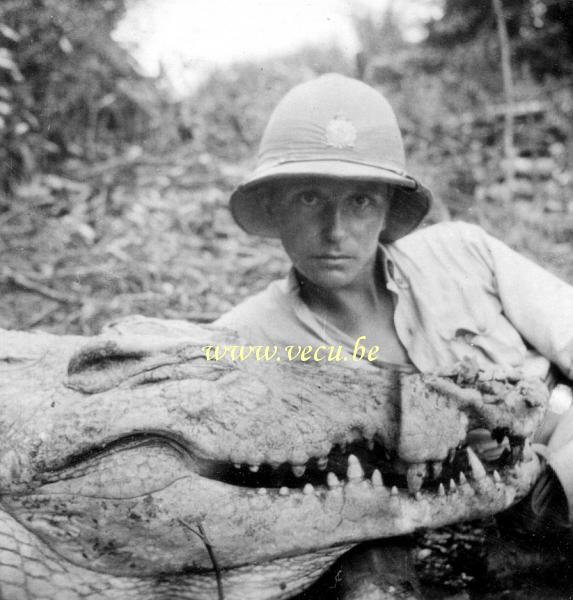 photo ancienne  de chasse et de pêche au Congo  Chasse au crocodile