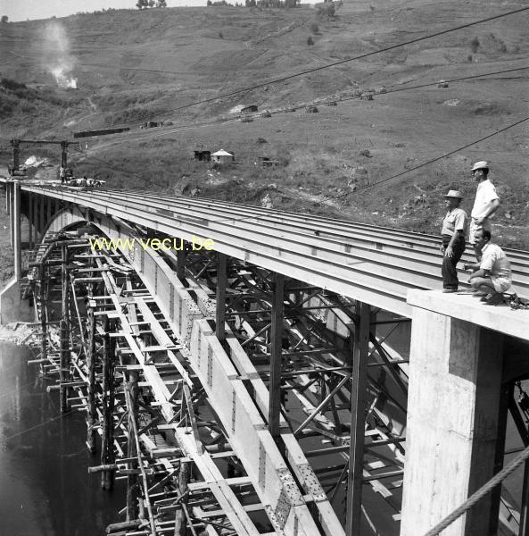 Photo ancienne  de génie civil au Congo  Construction d'un pont de chemin de fer