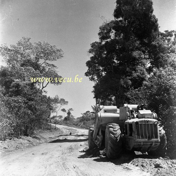 photo ancienne  Tournapelle au travail au km16 de la route de Mwene Ditu 
