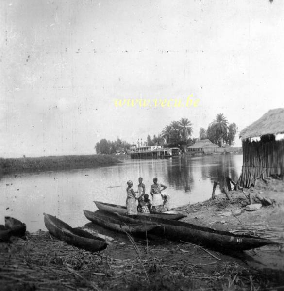 photo ancienne  de kisale au Congo  Au bord du lac