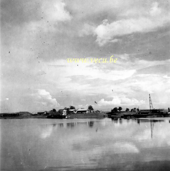 photo ancienne  de kisale au Congo  Poste colonial Belge au bord du lac