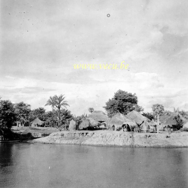 photo ancienne  de kisale au Congo  Village au bord du lac