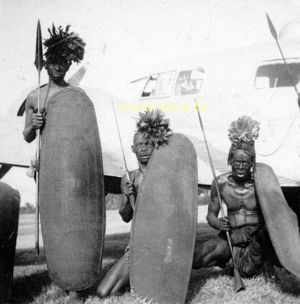 photo ancienne  de Lisala au Congo  Petite pose devant l'avion