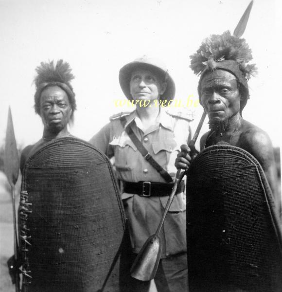photo ancienne  de Lisala au Congo  Guerriers de part et d'autre du photographe
