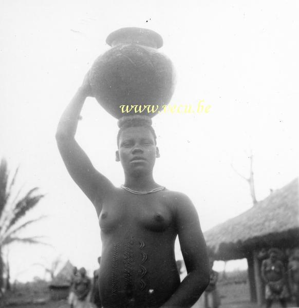 photo ancienne  de Lisala au Congo  Femme tatouée