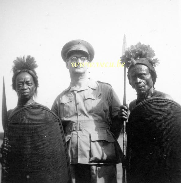 photo ancienne  de Lisala au Congo  les guerriers autour de l'officier