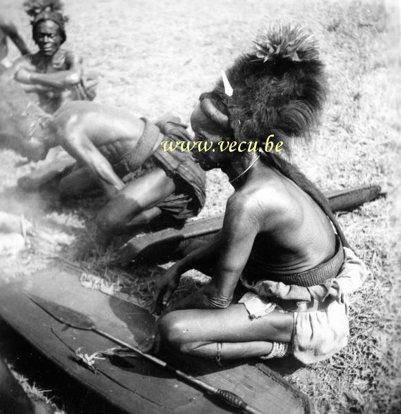 photo ancienne  de Lisala au Congo  Autour du feu
