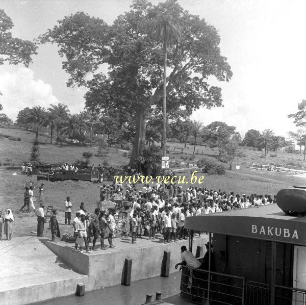 photo ancienne  de bateaux au Congo  Attroupement sur la rive à l'arrivée du Bakuba