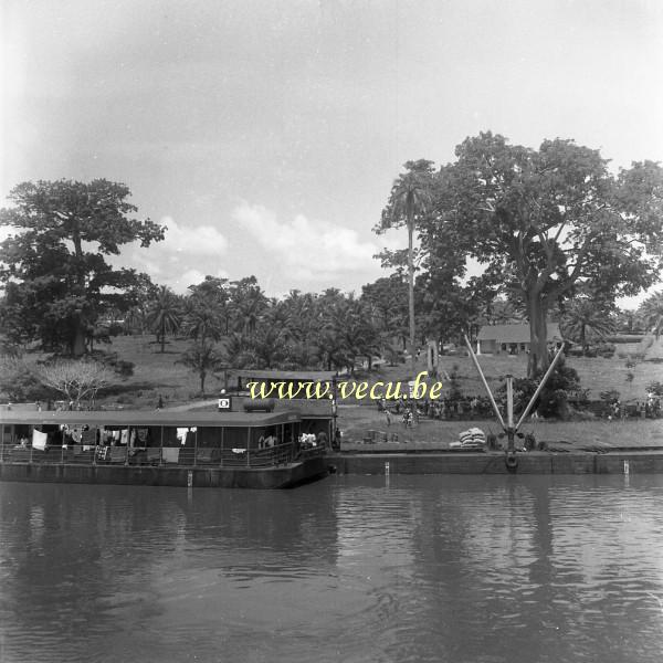 photo ancienne  de bateaux au Congo  Sur le fleuve Congo... Bateau à quai
