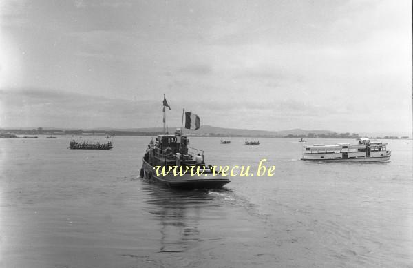 photo ancienne  de bateaux au Congo  On se prépare aussi sur l'eau à l'arrivée du Roi Baudouin