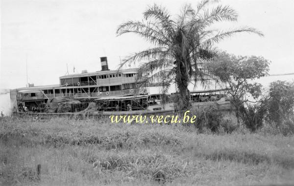 photo ancienne  de bateaux au Congo  Bateaux chargés le long de la rive du fleuve Congo