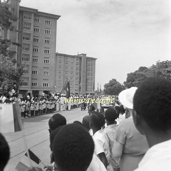 photo ancienne  de visite royale au Congo  Accueil de la population au passage du Roi Baudouin