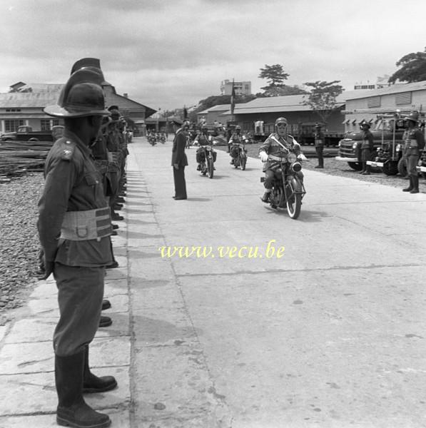 photo ancienne  de visite royale au Congo  Motards de sécurité précédents la voiture du Roi Baudouin