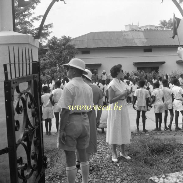 photo ancienne  de visite royale au Congo  On attend avec impatience le passage du Roi Baudouin