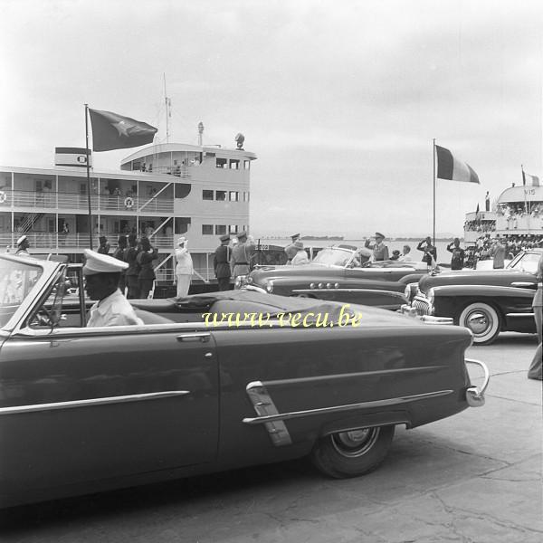 photo ancienne  de visite royale au Congo  Arrivée du Roi Baudouin au port pour embarquement