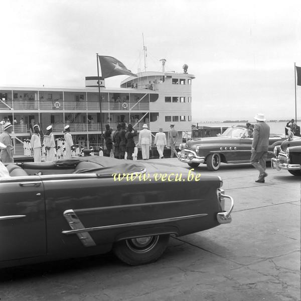 photo ancienne  de visite royale au Congo  Arrivée du Roi Baudouin au port pour embarquement