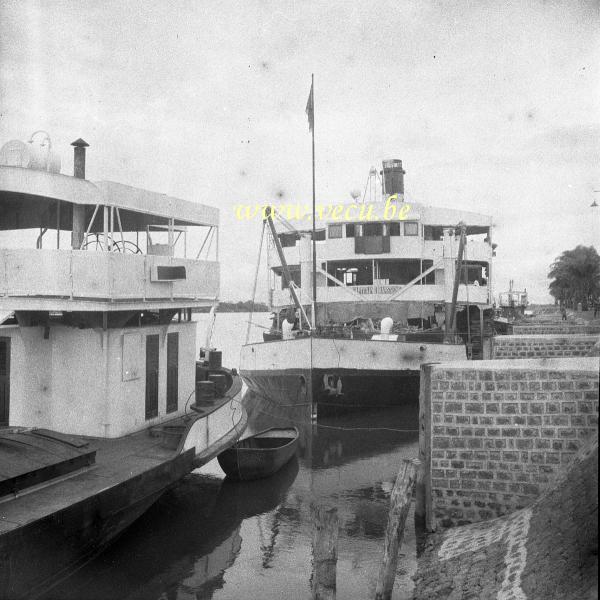 photo ancienne  de Stanleyville au Congo  Quais de l'Otraco - Le bateau capitaine Hanssens