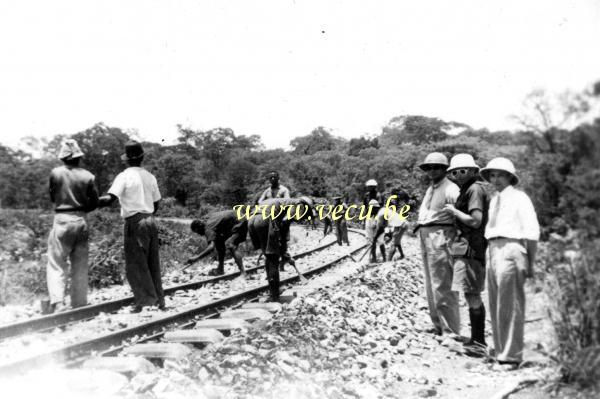 photo ancienne  de Trains au Congo  Km 5 de la voie de Kambove - Haut Katanga - ripage d'une courbe