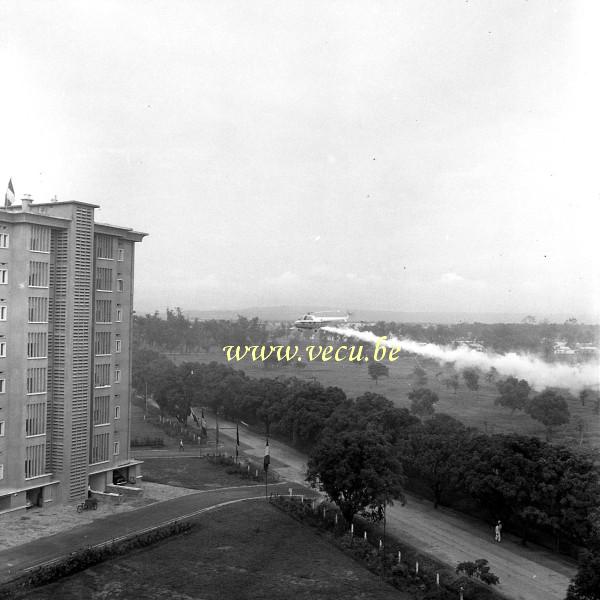 photo ancienne  d' urbanisme au Congo  Hélicoptère à basse altitude près des immeubles