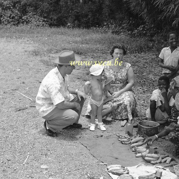 photo ancienne  de la vie quotidienne au Congo  Vente de bananes