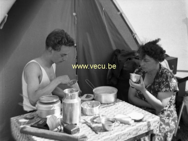 photo ancienne  déjeuner devant la tente