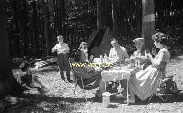 photo ancienne  camping dans les bois