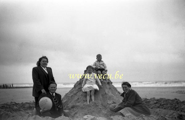 photo ancienne  de Blankenberge  Sur la plage avec un ballon publicitaire Michiels rue Haute à Bruxelles