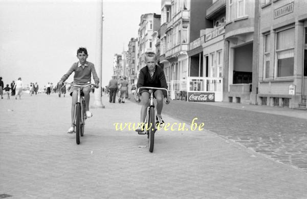 photo ancienne  de Blankenberge  A vélo sur la digue